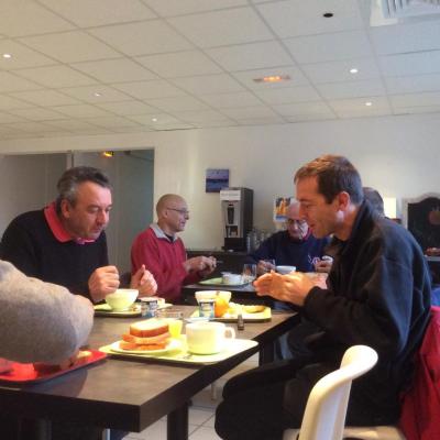 Petit déjeuner copieux avant la première plongée