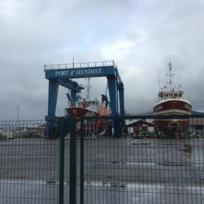 Bateau en cale “sèche” (sous la pluie)