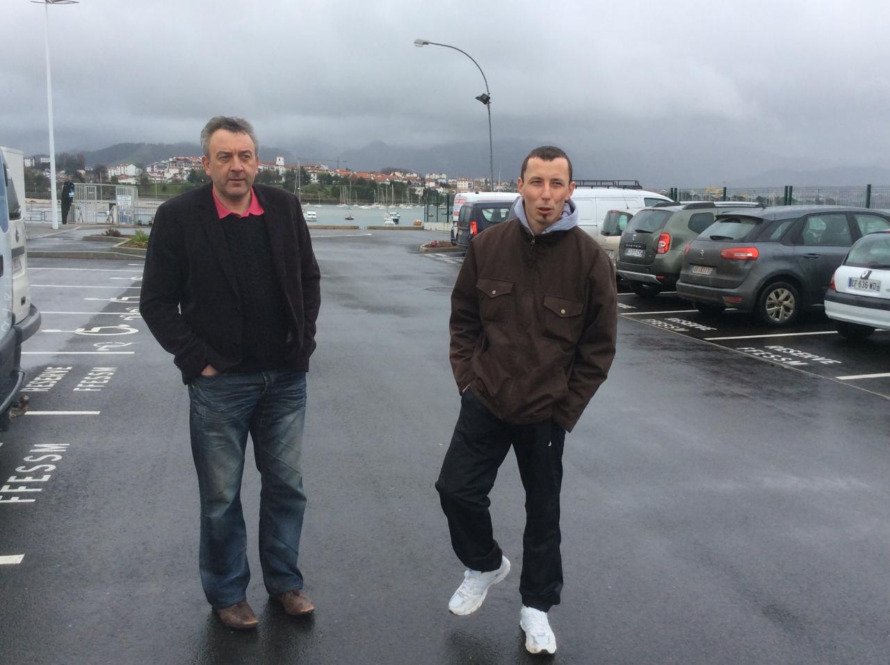 Deux plongeurs impatients... sous le mauvais temps!